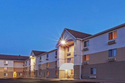 Greenwich Hotel | MainStay Suites - Wichita NE