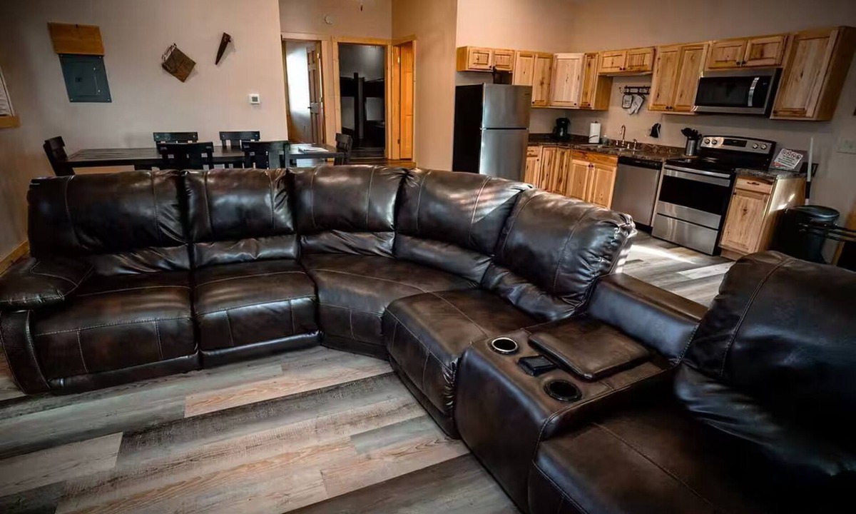 Attica Cabin | MAN CAVE - 2 Bedroom/2 Bath Luxury Cabin