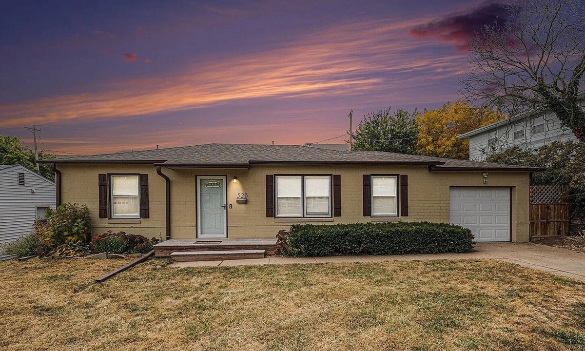 South Central Omaha House | Mid-Term Rental, fully furnished Near Aksarben, UNO & Methodist/CHI/Bergan Mercy