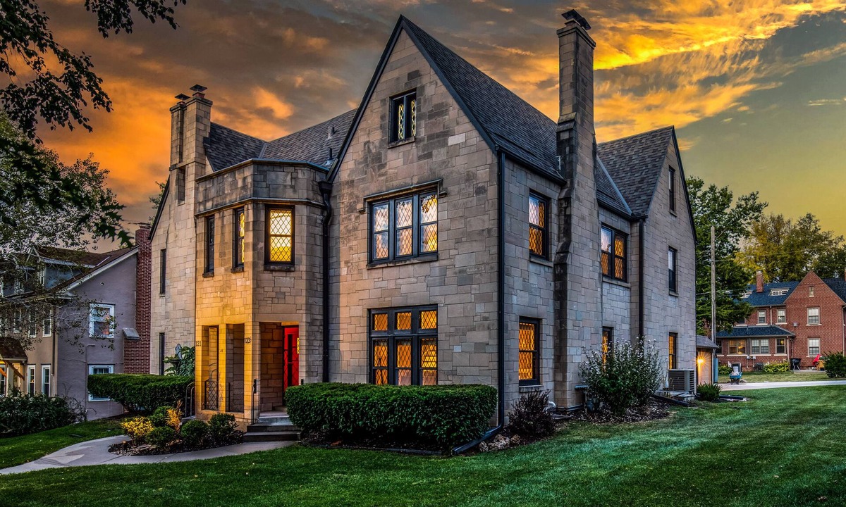 Dundee-Happy Hollow Historic District House | Midtown Dundee Castle across the street from Warren Buffett!
