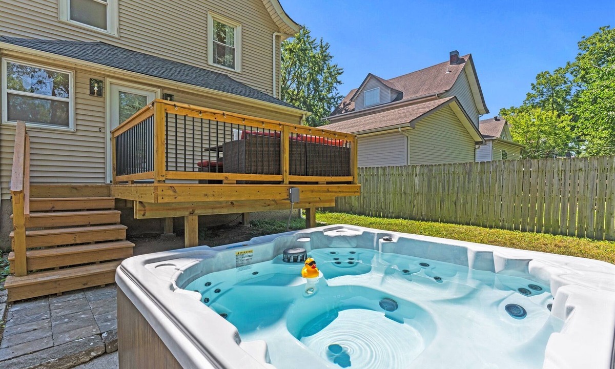 North Hyde Park House | Mini Midtown Martini - Hot Tub + King Bed(s)