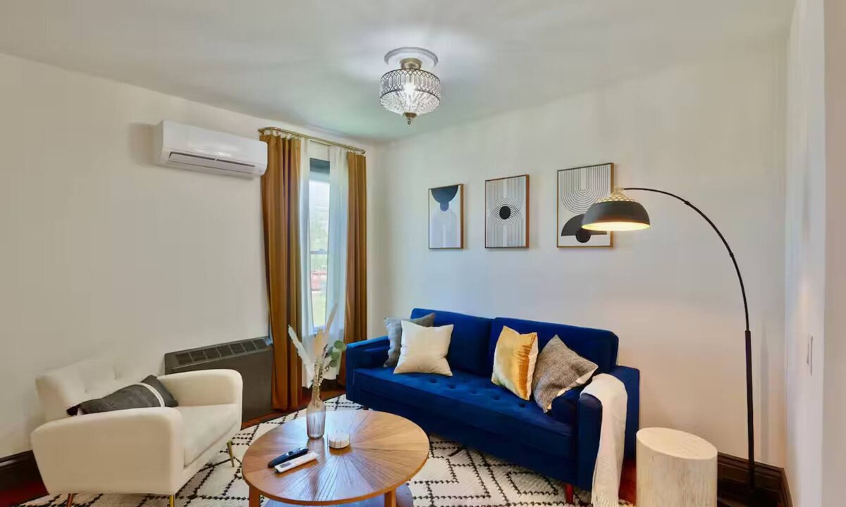 Burlington Apartment | Mississippi Muse, Modern & Chic 1BR Near Downtown, Quick Walk to Bakery & Pizza