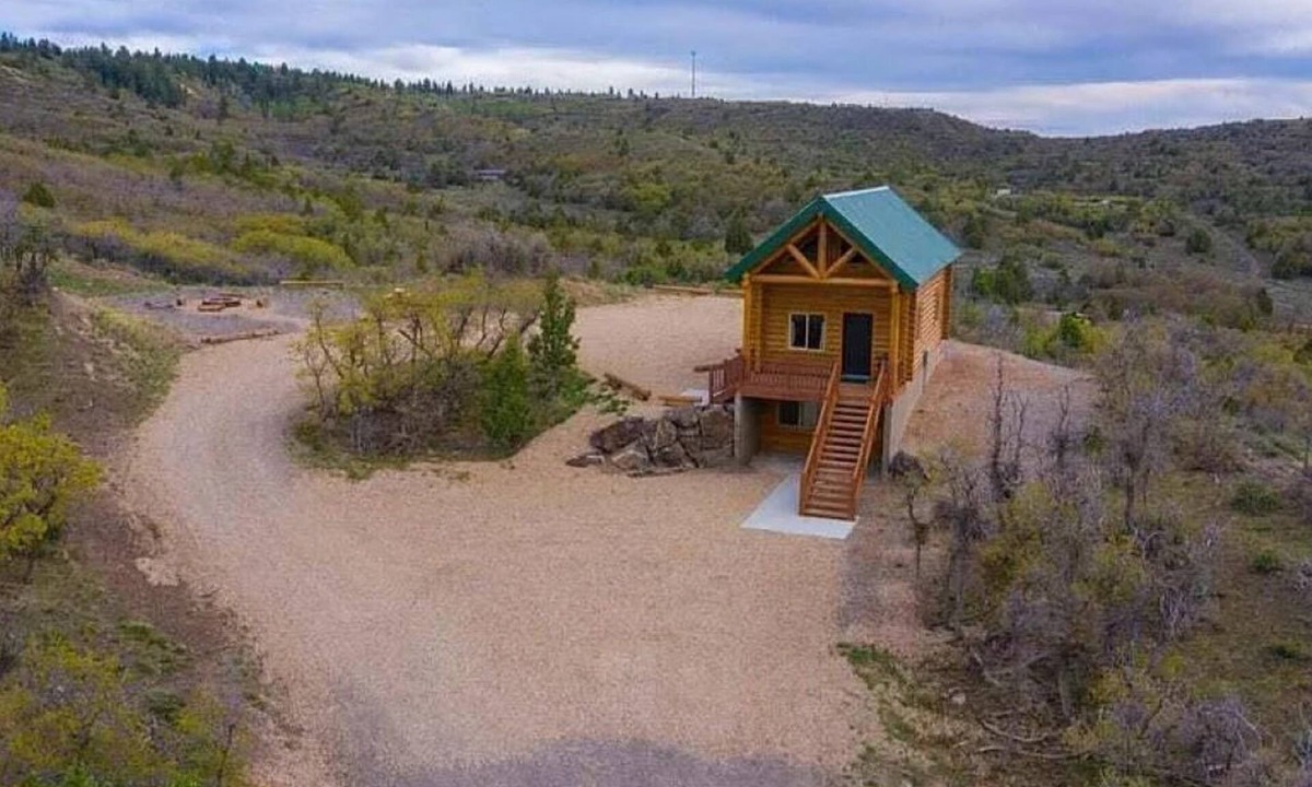 Alton Cabin | MJ's Cabin Located on a Hill Top Near Zion and Bryce Canyon. Pet Friendly.