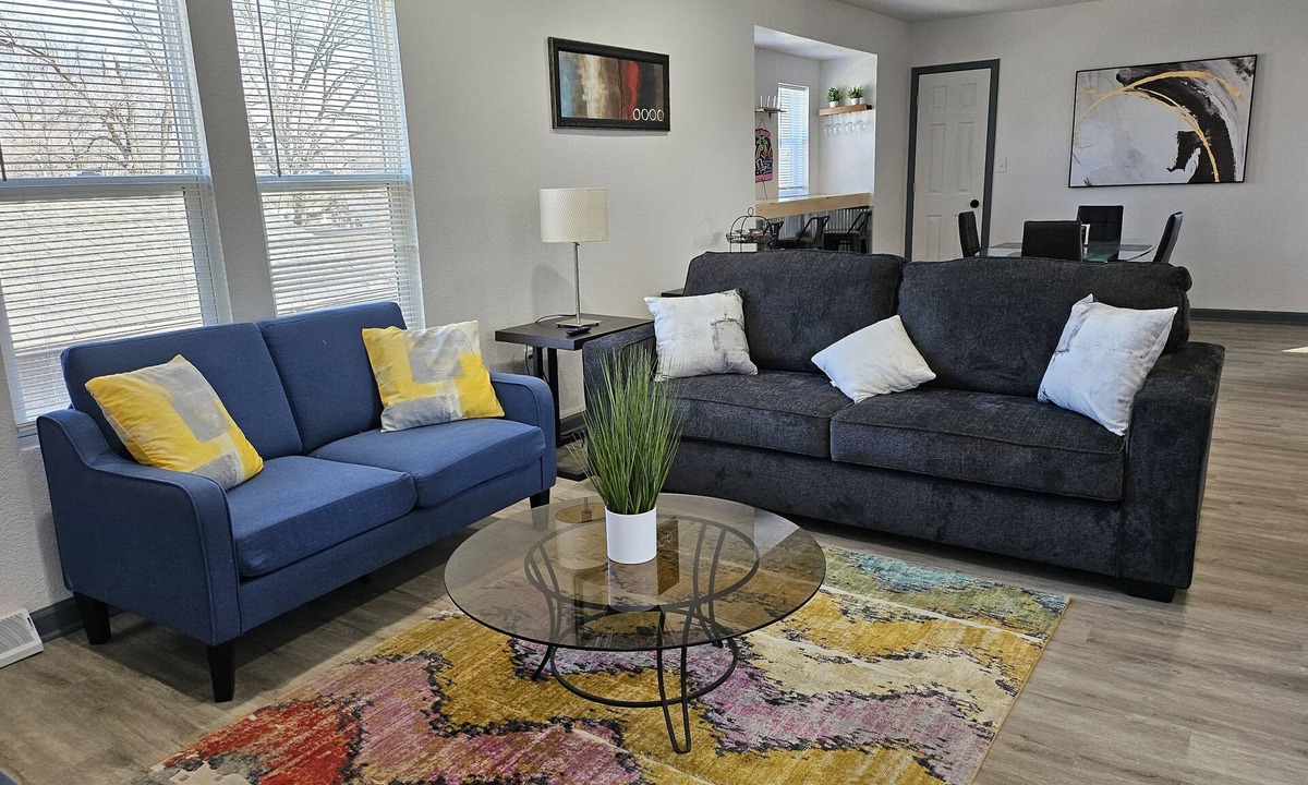 Des Moines House | Modern 3-bedroom, 3 minutes to DMS international Airport.