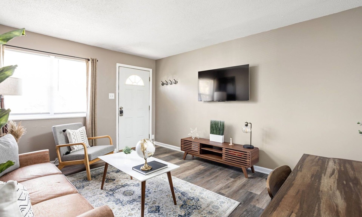 Wayne House | Modern Boho Villas 10 min Airpt./Speedway