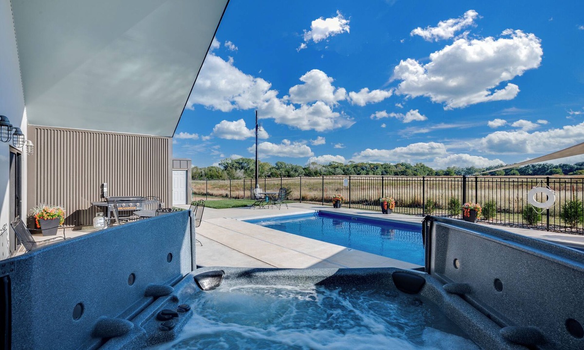 Murdock House | Modern Cabin Near Cheney Lake W Pool and Hot Tub - Holiday Home