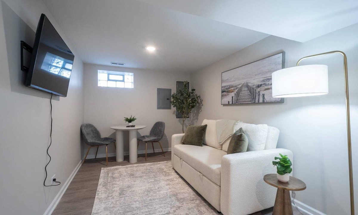 West Ridge Apartment | Modern Clean Private Entry Apartment Free Street Parking Washer & Dryer