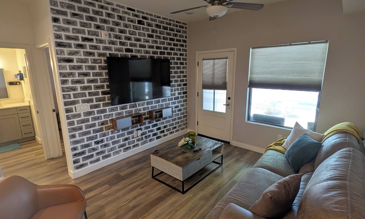 Garfield Condo | Modern Downtown Condo- 10 minutes walk to Downtown Phoenix