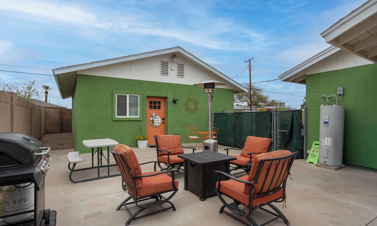Mesa House | Modern family-friendly 2BR guesthouse with full kitchen and washer/dryer.