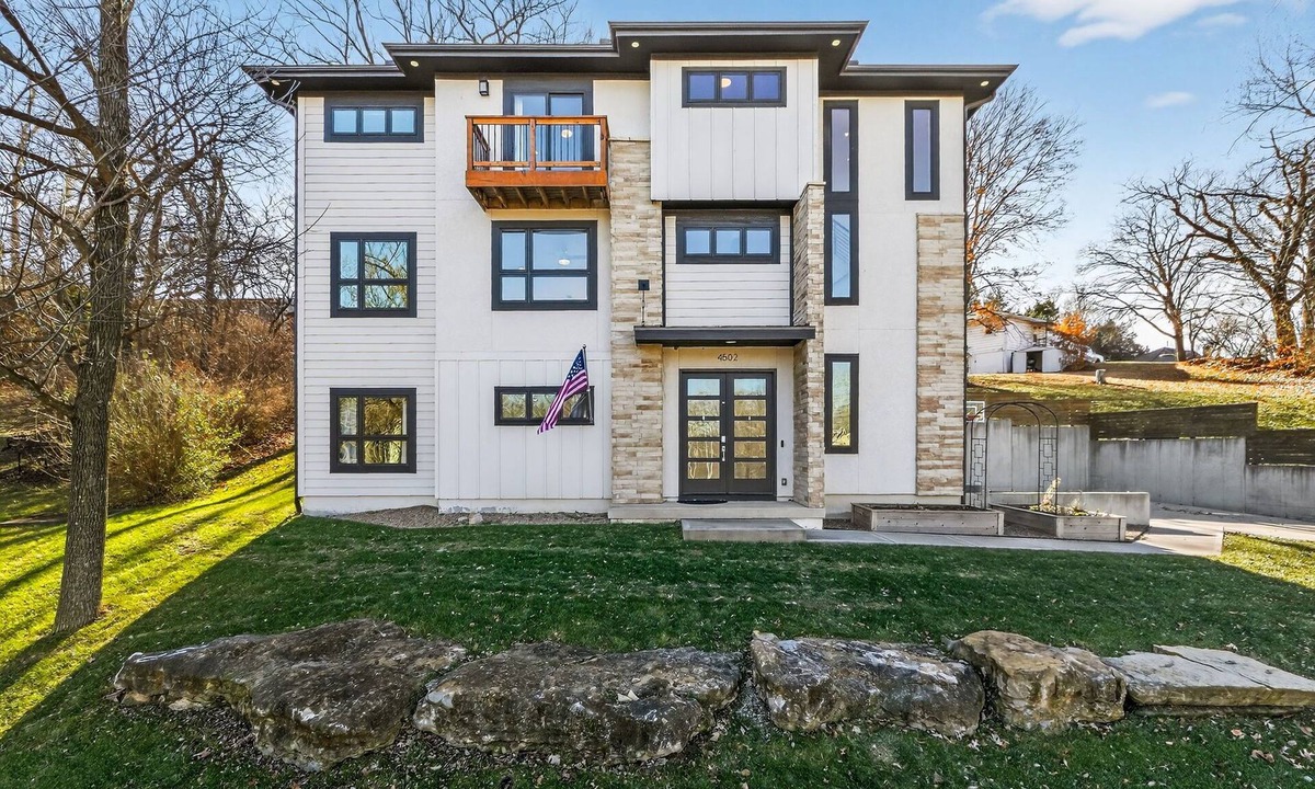 Riverside House | Modern Home 4 Bedrooms with 4 Private Bathrooms 5 min from Morton Amphitheater