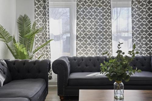 Des Plaines House | Modern Home Near Rosemont Allstate Arena O'Hare home