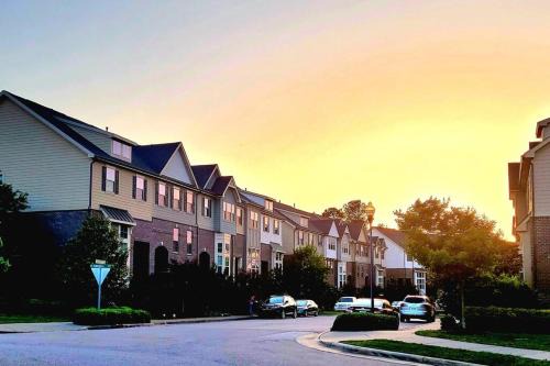 Apex Villa | Modern & Luxurious 3 Bdrm 2.5 Bath Townhome