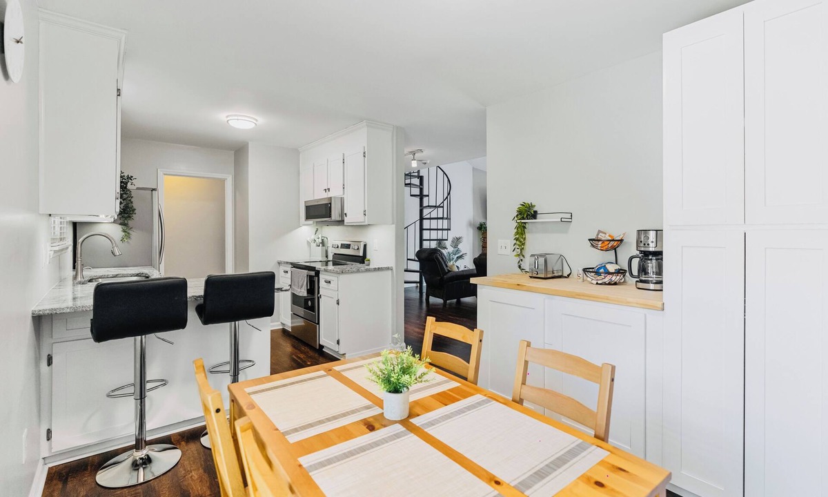 Mint Hill House | Modern Private Ranch Very Fast WiFi Vast Fenced Yard+Big Deck+Fire Pit!