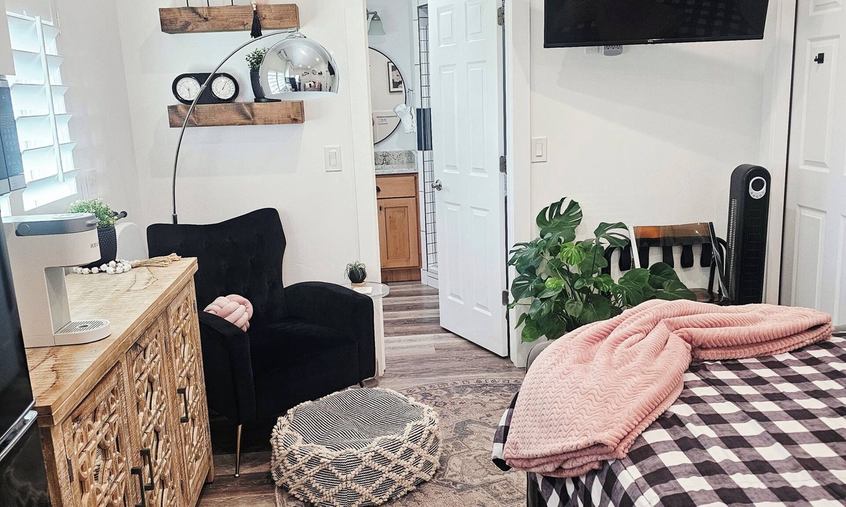 Layton Apartment | Modern Studio with Washer & Dryer