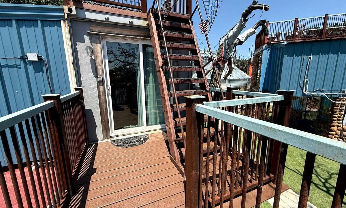 Medicine Park Cabin | Modern Tiny House Stay with Private Rooftop Deck by Wichita Mountains Wildlife Refuge – Medicine Park, OK