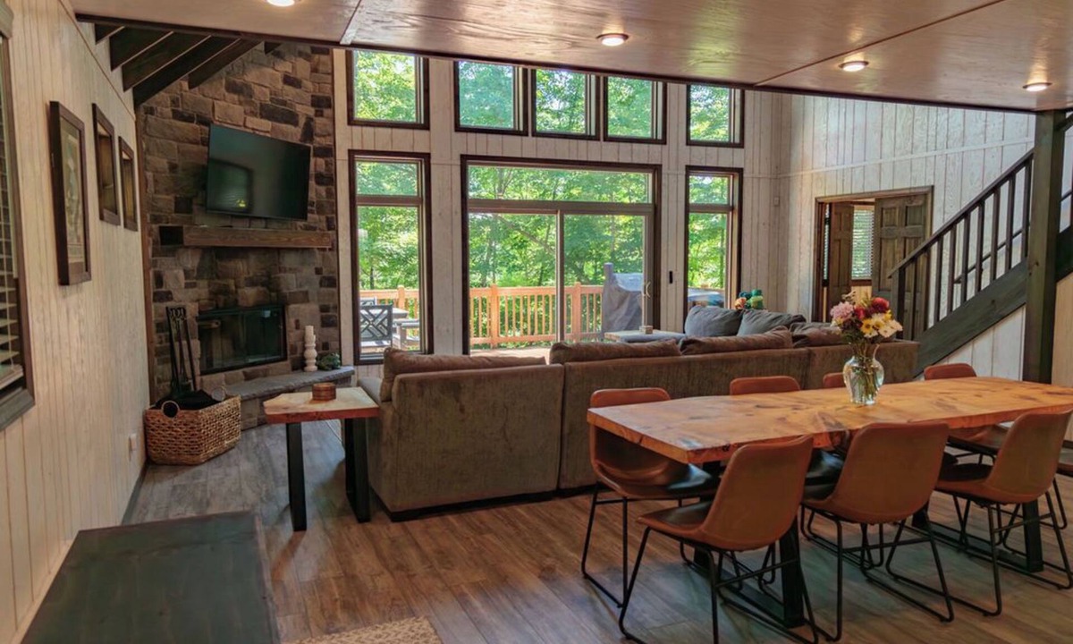 Innsbrook Ski Chalet | Modern Tyrolean Chalet Walk to Pool, Kayaks
