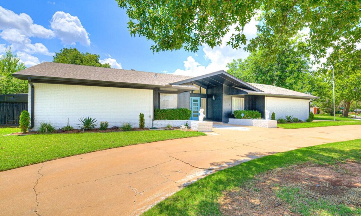 Oklahoma City House | Modern Urban Retreat With Hot Tub. Close to major popular restaurants.