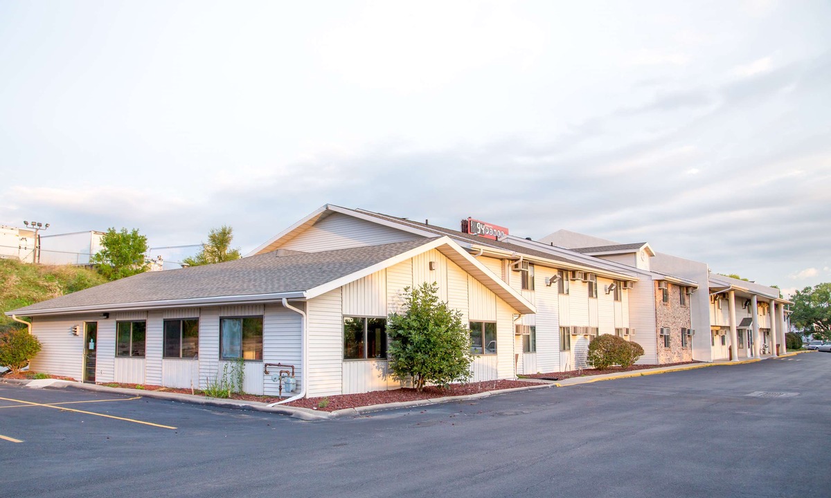 Millard Hotel | Motel 6 Omaha, NE