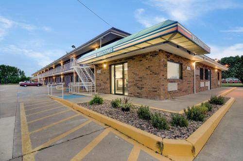 Salina Hotel | Motel 6-Salina, KS