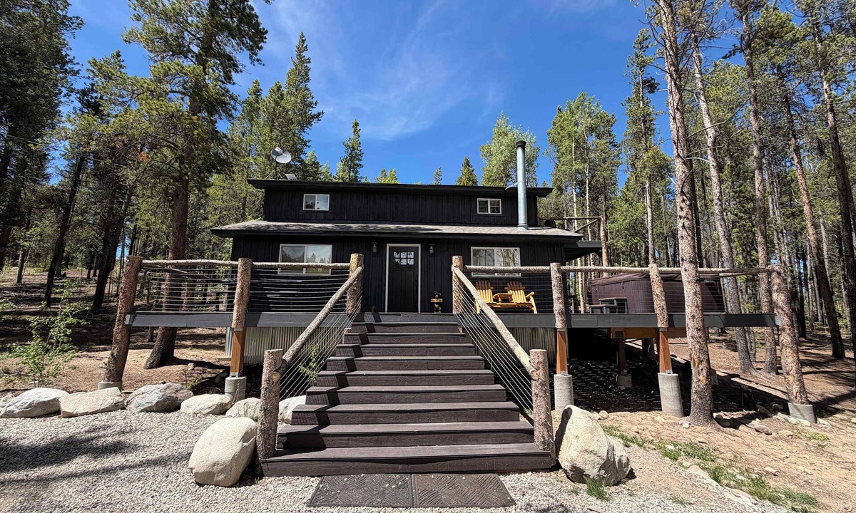 Valley of the Sun Cabin | Mountain Cabin w/Hot Tub & Washer Dryer