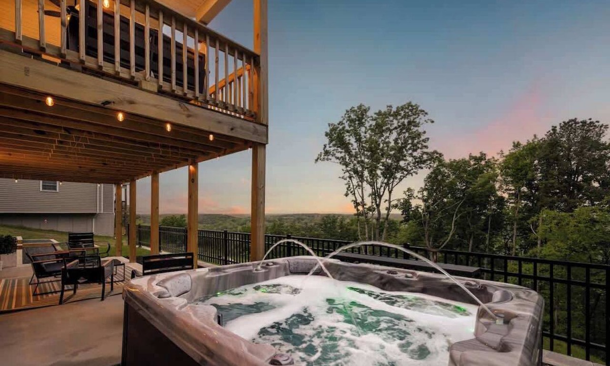 Front Royal Cottage | Mountain View Cottage | Hot Tub & Game Room