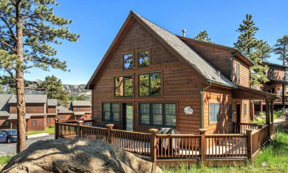 Estes Park Cabin | Mountain & Wildlife Views & Hot Tub Access