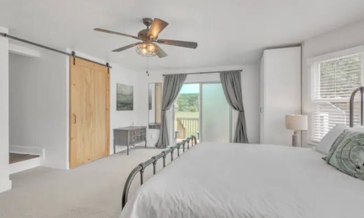 Merriam House | Mrs. Pac-Man-KC- HUGE Master Suite