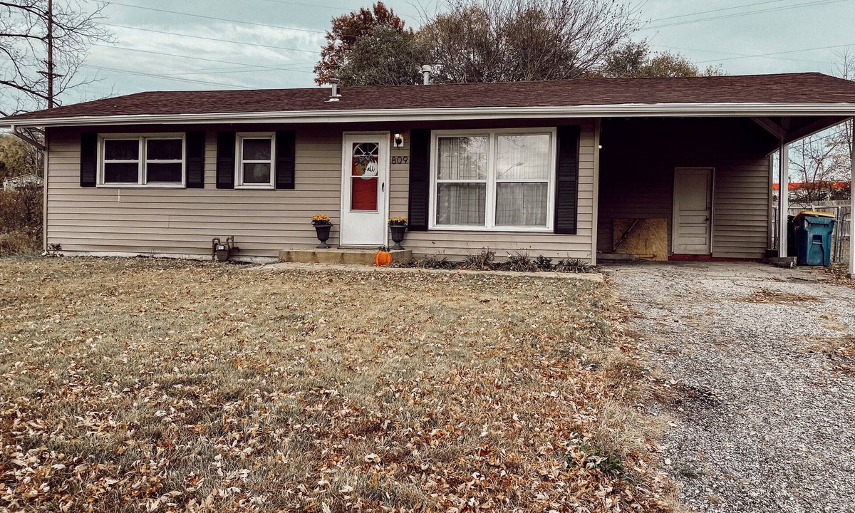 Liberty Cottage | Near Kansas City area cottage with a fire pit! Comfy beds and a stocked kitchen.