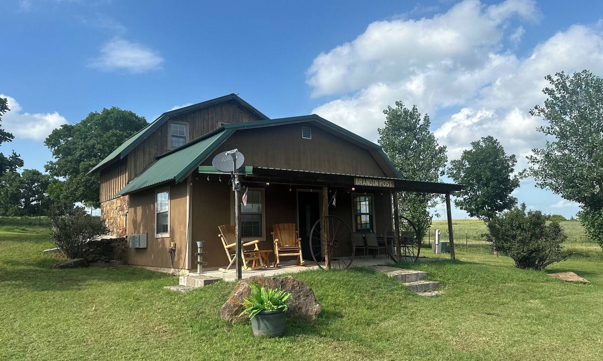 Hennepin House | Near Turner Falls, Arbuckle Lake, Chickasaw National Park, & CrossBar Ranch.
