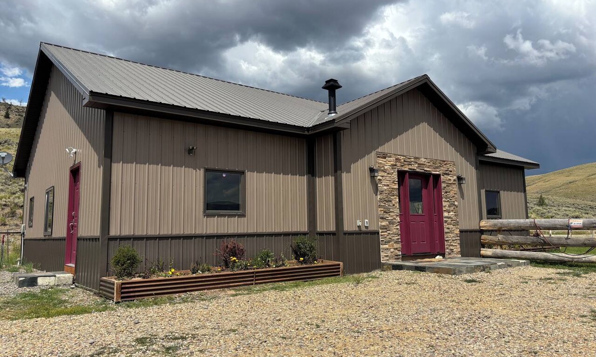 Dubois House | Near Yellowstone Lucky Dog Ranch, 3BR, Sleeps 8, Full Kitchen, Right off the Hwy