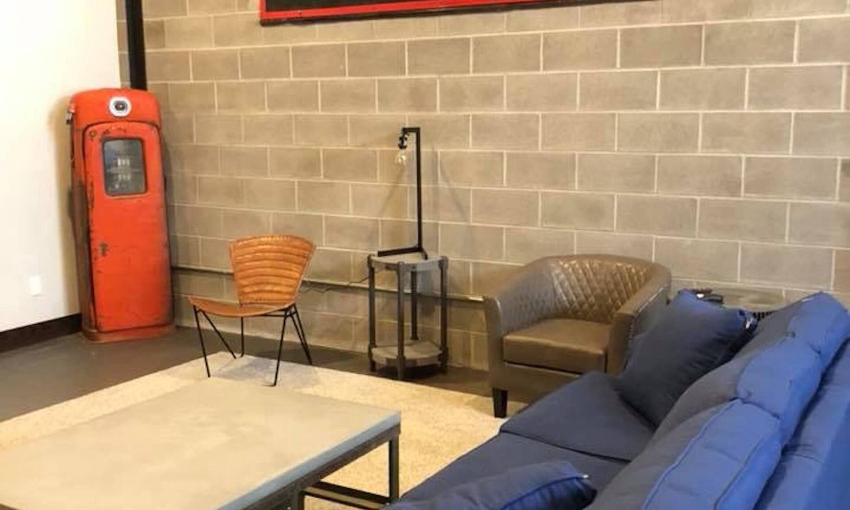 Sheridan Hotel | Nelson Inn - Unit 3: The Industrial