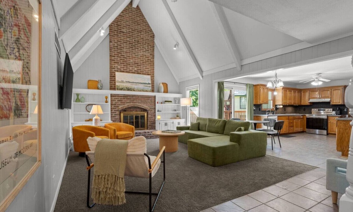 Overland Park House | NEW: Big House, 13 beds, 6 bedroom, 17 min to DT