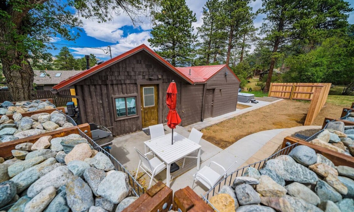 Estes Park Cabin | New cabin w/hot tub, fireplace near National Park