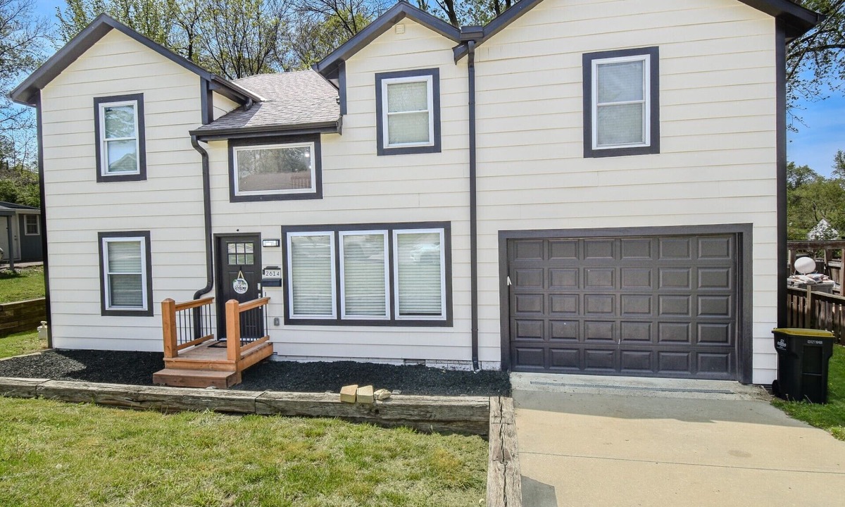 Kansas City House | New Cozy 3 Bedrooms 2 Bath House 4 Beds Sleeps 8