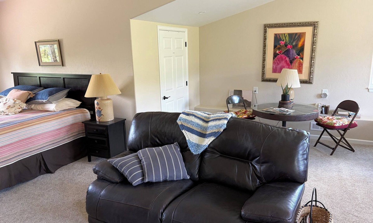 Wray Apartment | New large 1-bedroom loft room for up to 4 in charming Wray. Family welcome. Nice