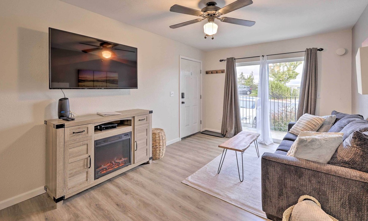 Pullman Condo | NEW! Pullman Condo w/ Balcony ~ 1 Mi to WSU Campus