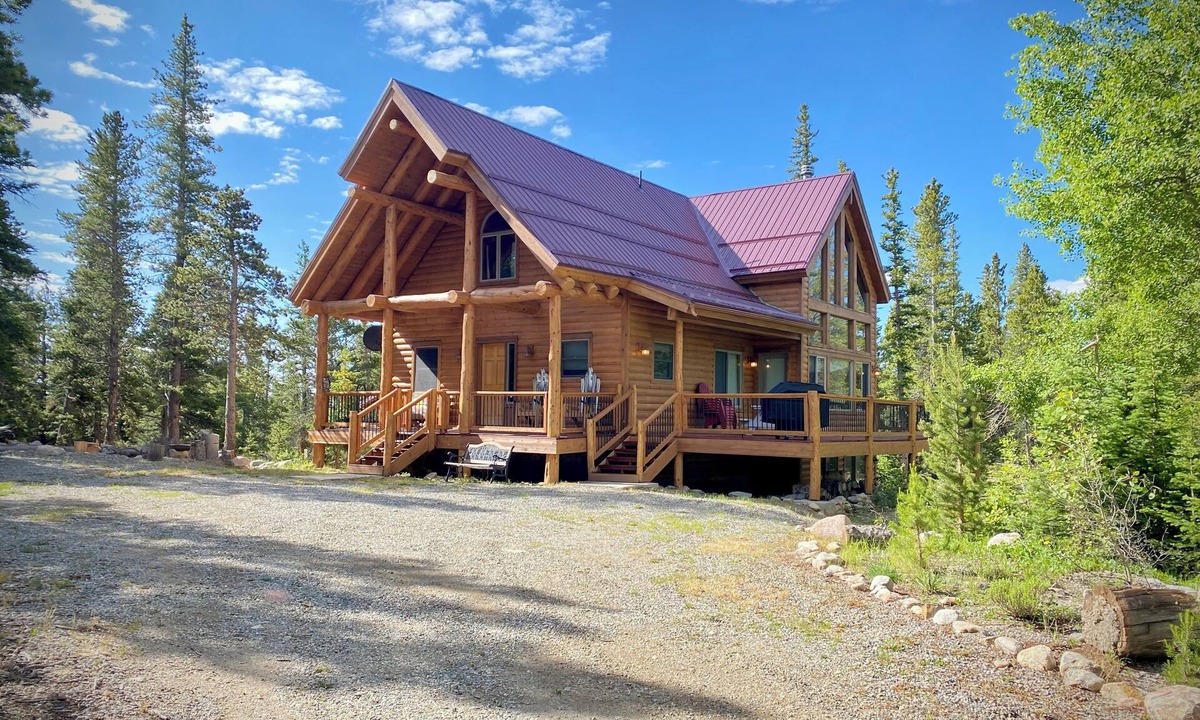 Valley of the Sun Cabin | New Rental! Pet Friendly Cabin, 24 miles to Breck - Golden Nugget