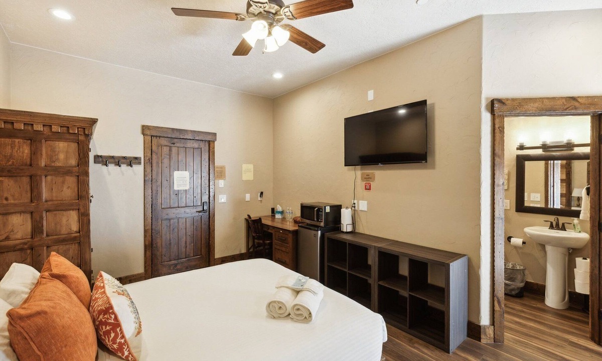 Hildale Cabin | NEW! Room 14 - Capital Reef by Zion Cliff Lodge