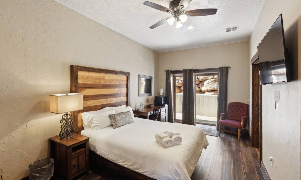 Hildale Cabin | NEW! Room 15 - Monument Valley by Zion Cliff Lodge