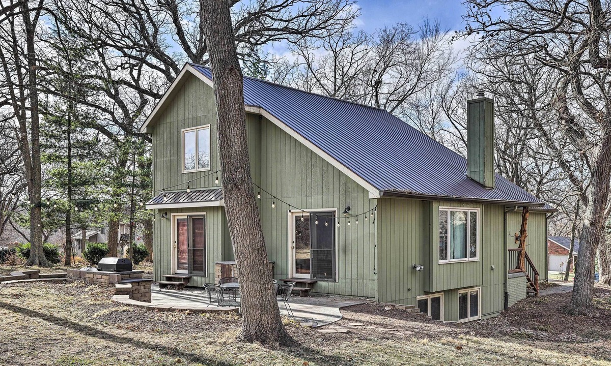 Gretna House | NEW! Rustic Family Home w/ Grill, 25 Mi to Omaha!