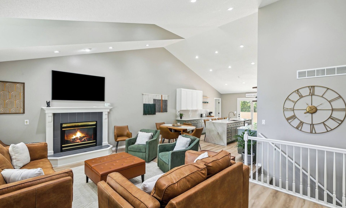 Andover House | Newly Renoed Spotless Large Home on Quiet Cul de Sac. Game Room and Fenced Yard!