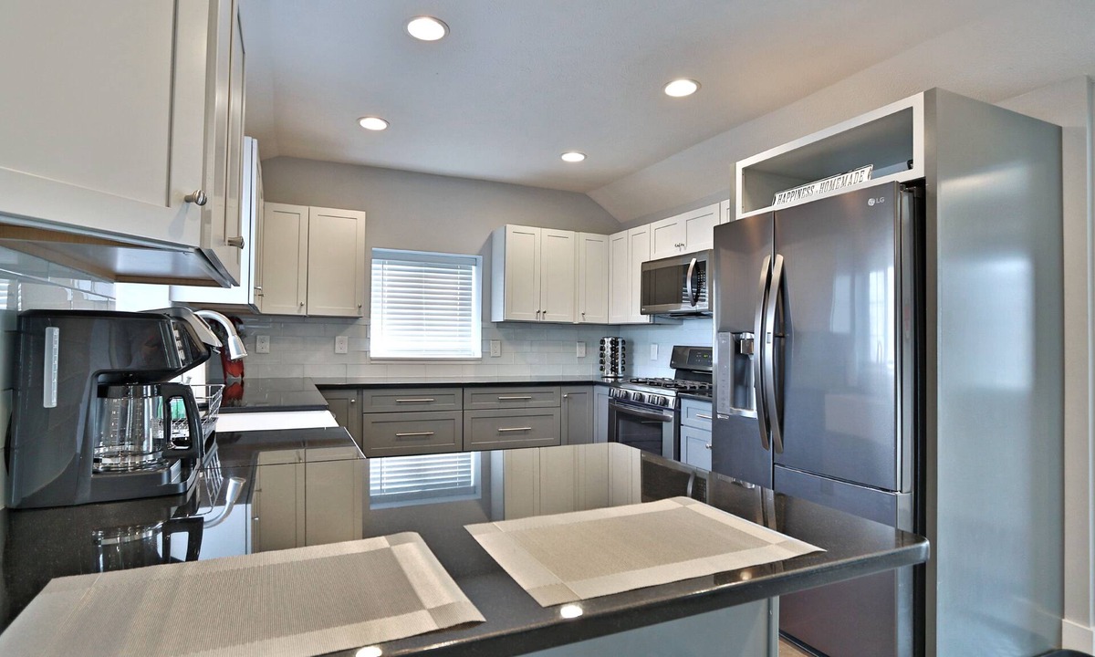 Little Italy House | Omaha Gem Near Zoo, Walk DT, WiFi, Smart TVs, Fenced Yard