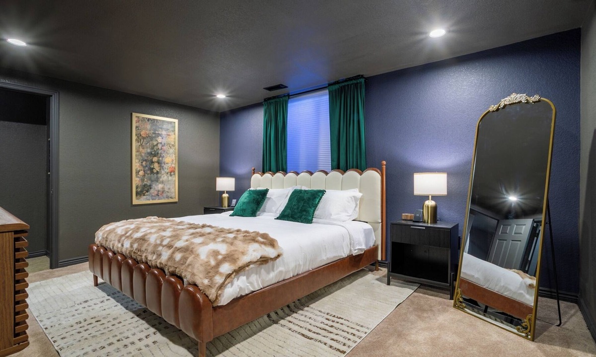 Berkley House | On Meade Speakeasy – Hot Tub, Fire Pit, near Downtown