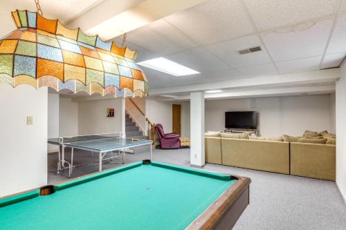 Overland Park House | Overland Park Family Home w/Game Room & Backyard!