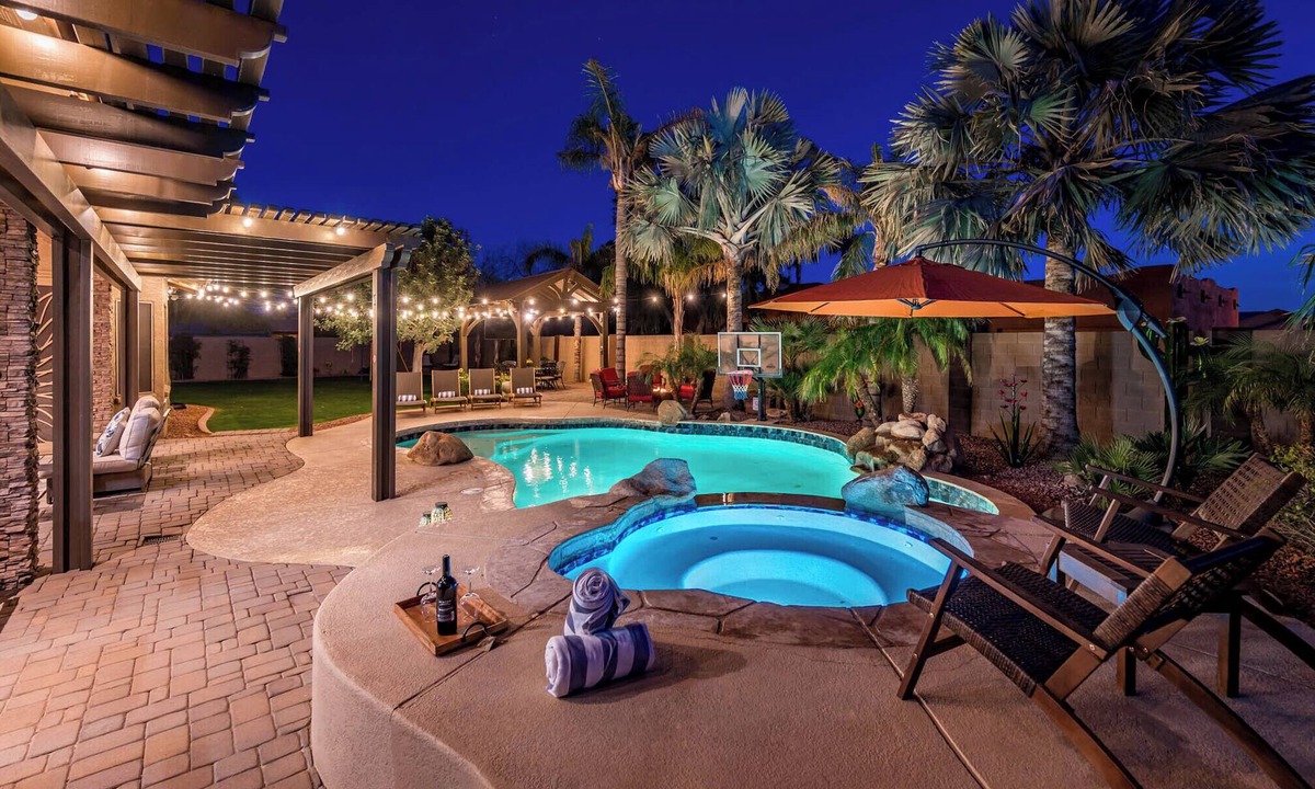 Adobe Hills House | Paradise Palms! Spacious 6-bedroom house with 3 en-suites.