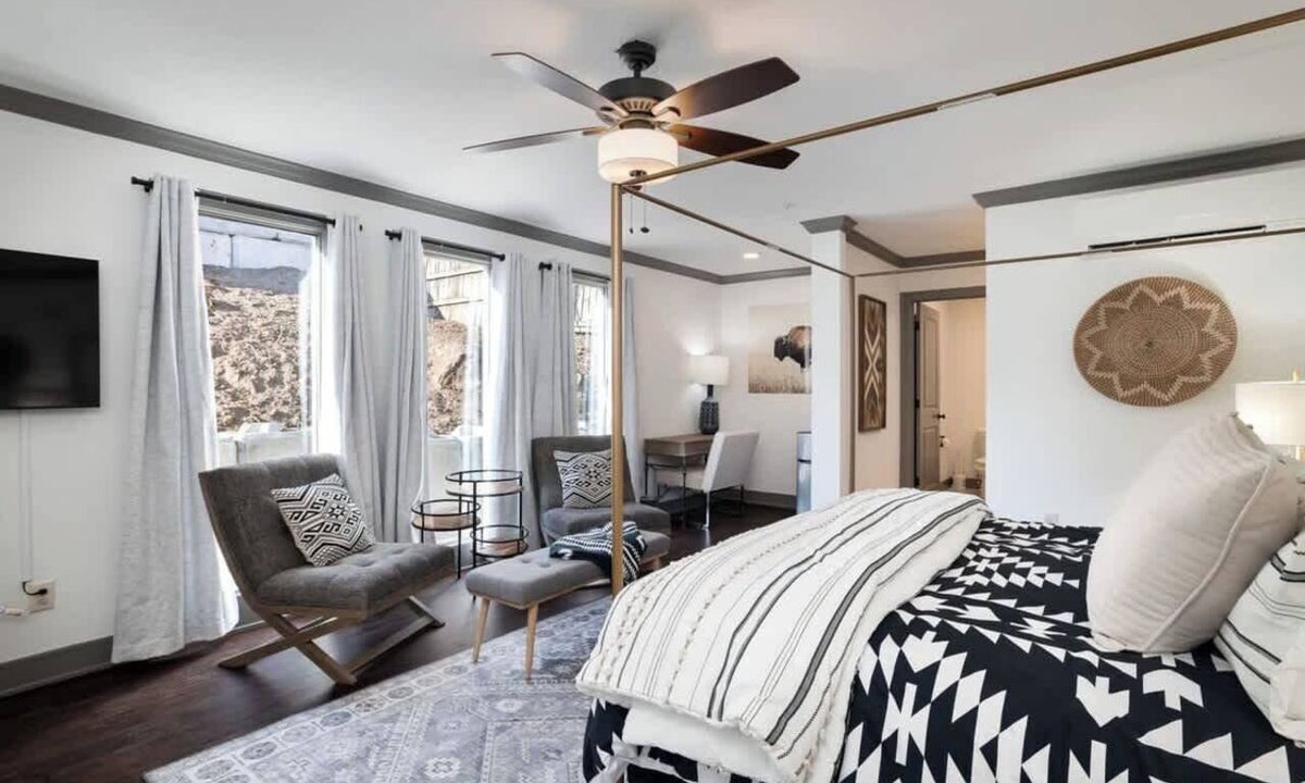 Parkville Apartment | Parkville Main St Charmer 1BR King+Shops+Eats