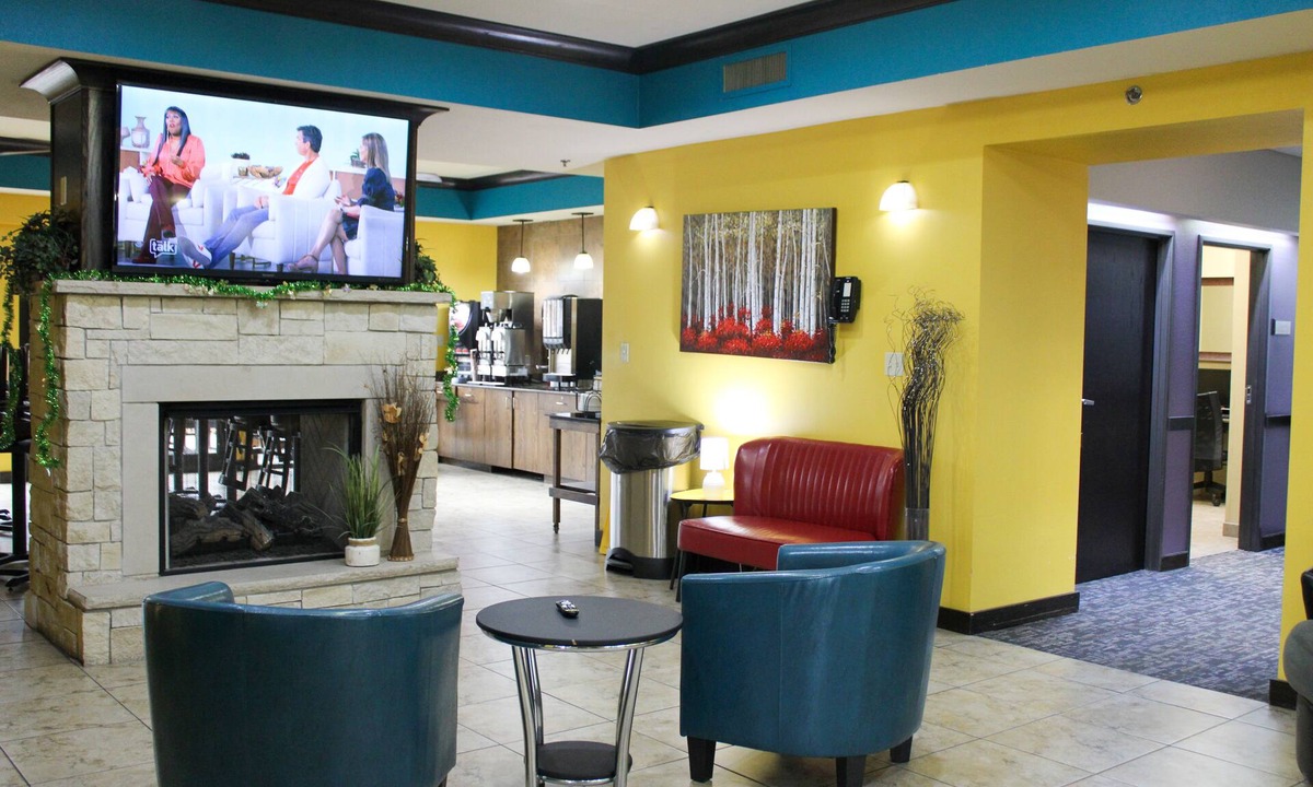 Manhattan Hotel | Parkwood Inn & Suites