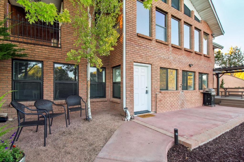 Show Low Apartment | Patio, Grill & Fire Pit: Show Low Escape!