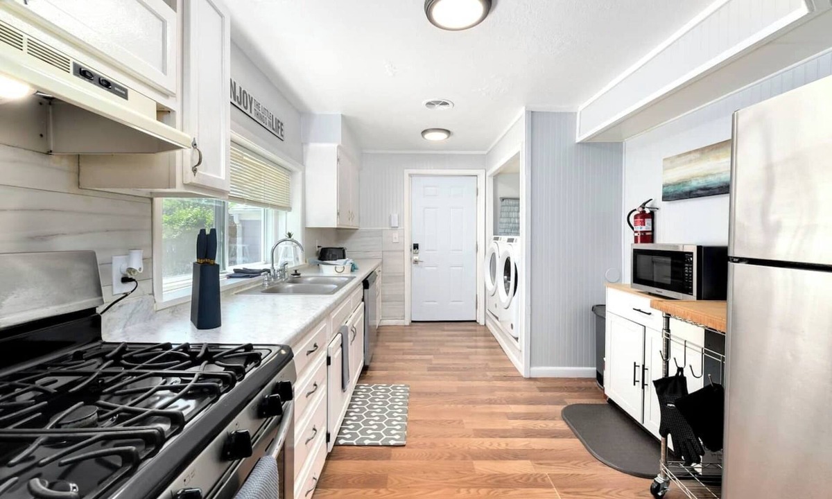 South Kansas City House | Peaceful 2BR retreat on nearly ½ acre with private deck, fire pit, and greenbelt views. Fast Google Fiber, dedicated workspace, full kitchen, and laundry. Ideal for 30+ day stays, remote work, or traveling professionals.