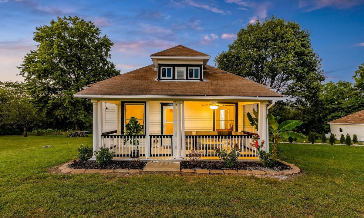 Waldron House | Peaceful 3-bedroom farmhouse with AC in Kansas City